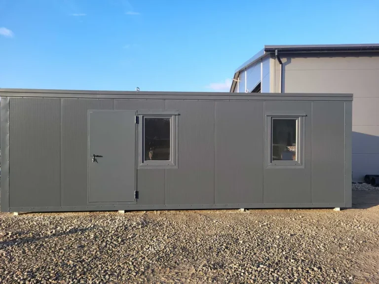 Solidny kontener socjalny o wymiarach 8x3 m z trzema oddzielnymi pokojami. Wykonany w całości z płyty warstwowej PIR 100 mm – ściany, dach i podłoga. Bez instalacji, zgodnie z życzeniem klienta.