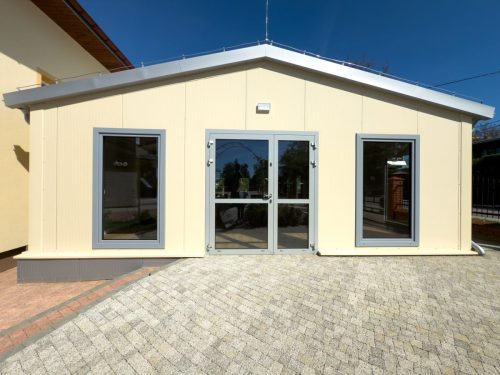 Sala gościnna z płyt warstwowych