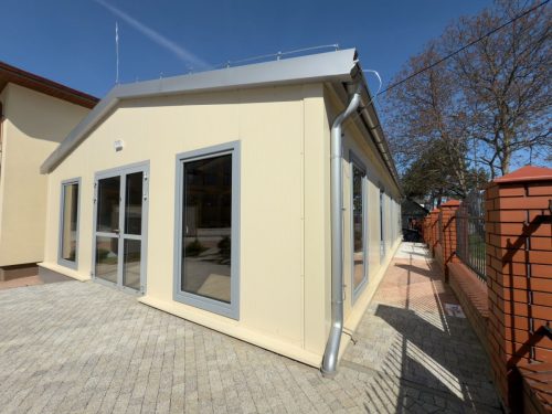 Sala gościnna z płyt warstwowych