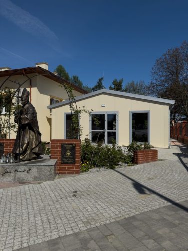 Sala gościnna z płyt warstwowych