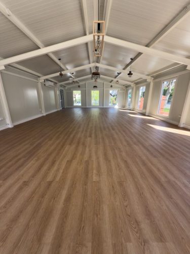 Sala gościnna z płyt warstwowych