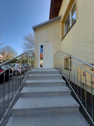 Sala gościnna z płyt warstwowych