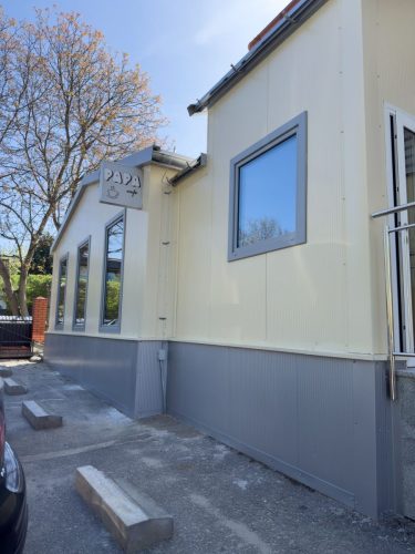 Sala gościnna z płyt warstwowych