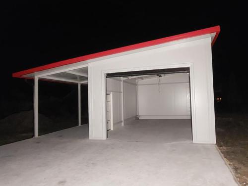 Garaż ocieplany 35m2 z boczną wiatą środek