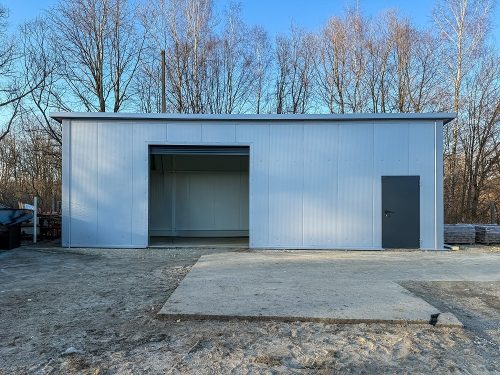 Garaż z Pomieszczeniem Gospodarczym i Bramą Rolowaną – 40 m²