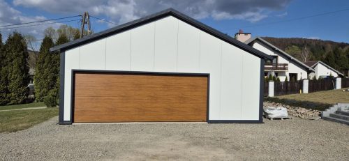 Garaż z dachem dwuspadowym i antresolą 54 m²