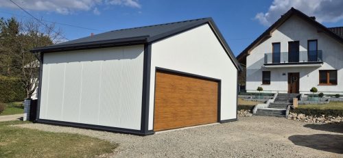 Garaż z dachem dwuspadowym i antresolą 