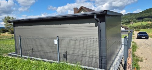 Garaż z płyty PIR i funkcjonalną wiatą boczną (3)