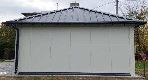 Garaż z płyty warstwowej 7x6m z dachem kopertowym1