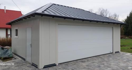 Garaż z płyty warstwowej 7x6m z dachem kopertowym2