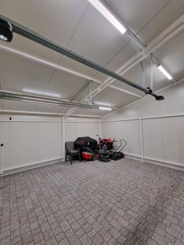 Garaż ocieplany z płyty warstwowej Garage Delux 35m2 - środek