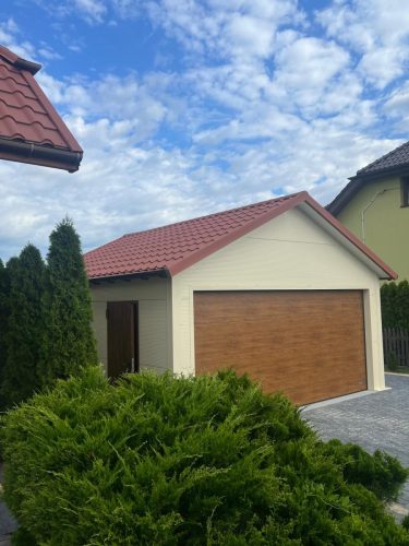 Garaż z Płyty Warstwowej z Dachem Dwuspadowym