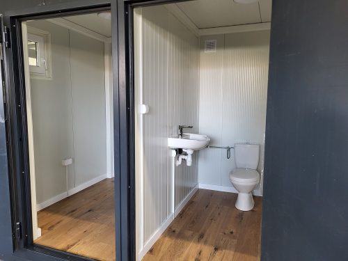 Kontener sanitarny 2,2×3,3 m z toaletami