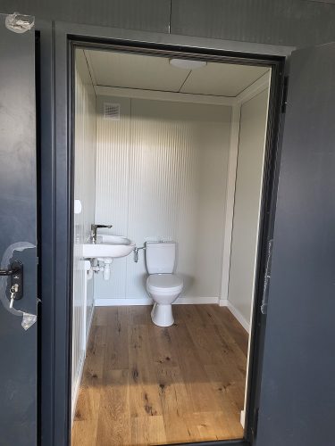Kontener sanitarny z toaletami