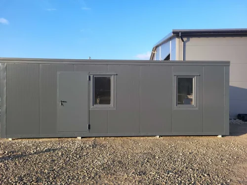 Solidny kontener socjalny o wymiarach 8x3 m z trzema oddzielnymi pokojami. Wykonany w całości z płyty warstwowej PIR 100 mm – ściany, dach i podłoga. Bez instalacji, zgodnie z życzeniem klienta.