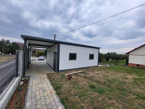 Nowoczesny garaż 10x6 m z płyty warstwowej PIR z boczną wiatą 