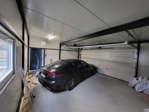 Nowoczesny garaż 10x6 m z płyty warstwowej PIR z boczną wiatą 
