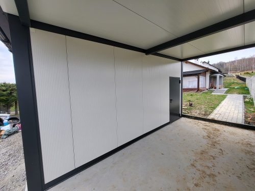 Nowoczesny garaż 10x6 m z płyty warstwowej PIR z boczną wiatą 