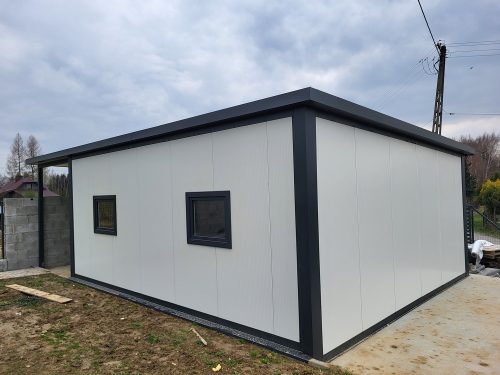 Nowoczesny garaż 10x6 m z płyty warstwowej PIR z boczną wiatą 